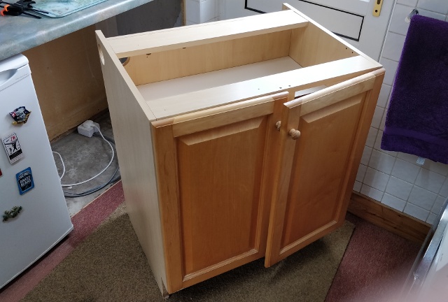 [Kitchen cabinet now 5cm smaller with doors that are too large]