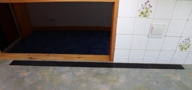 [Kitchen worktop leading into the dining room with a 6cm wide vent at the back of it]
