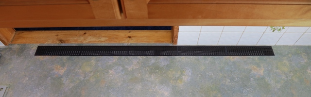 [Kitchen worktop from above with a 6cm wide vent at the back of it]