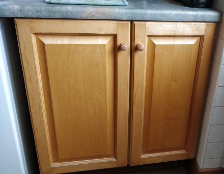 [Kitchen cabinet with 5cm extra space to the left of it]